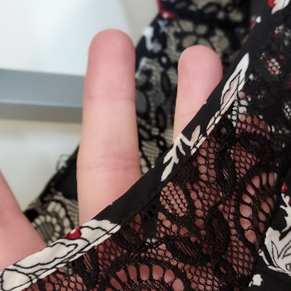*Black w/ White & Red Floral w/ Lace Accent and Bell Sleeves Size L - Picture 3 of 12